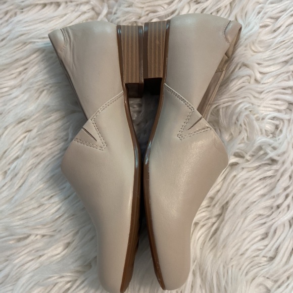 CLARKS Collection Shoes size 8 Ivory Leather so soft heel 1” so beautiful shoes - Picture 4 of 12